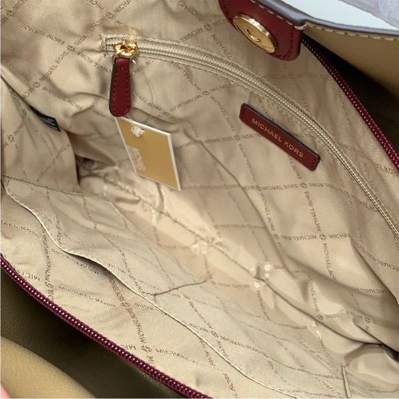 MICHAEL KORS
Emilia Large Pebbled Leather Shoulder Tote Bag
COLOR DARK CHERRy - Picture 3 of 16